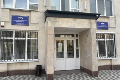 Вхід до будівлі Південноукраїнської міської ради та виконавчого комітету